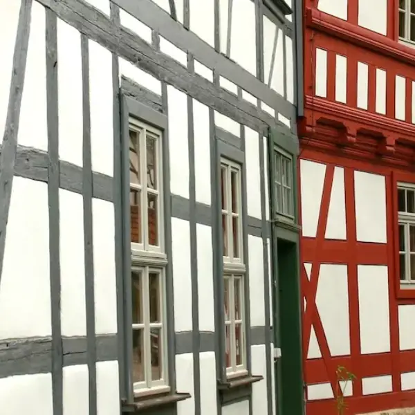 Holzfachwerkhäuser in rot/weiß und grün/weiß