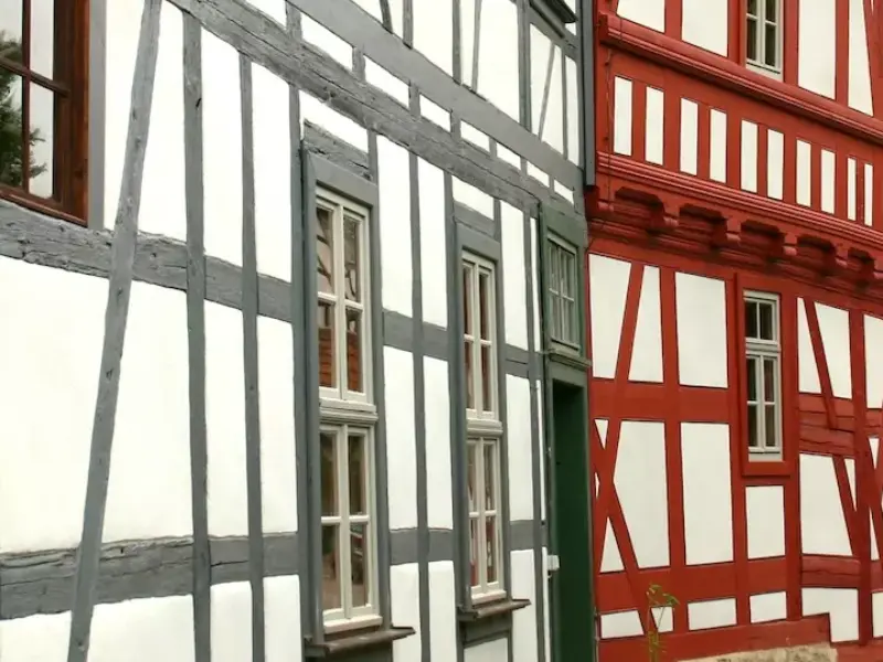 Holzfachwerkhäuser in rot/weiß und grün/weiß