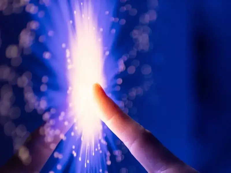 Finger an digitaler Wand