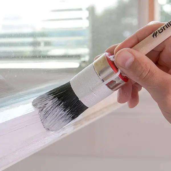 Fenster wird mit Pinsel weiss lackiert