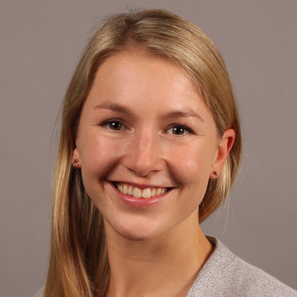 Blonde lächelende Frau