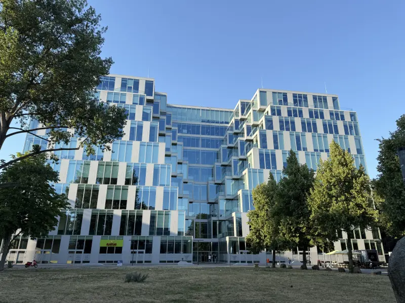 Bürogebäude Up! mit vielen Fenstern von vorne