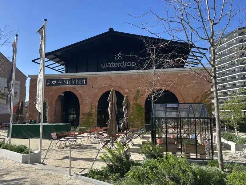 Backsteingebäude Grösserhalle mit Terrasse